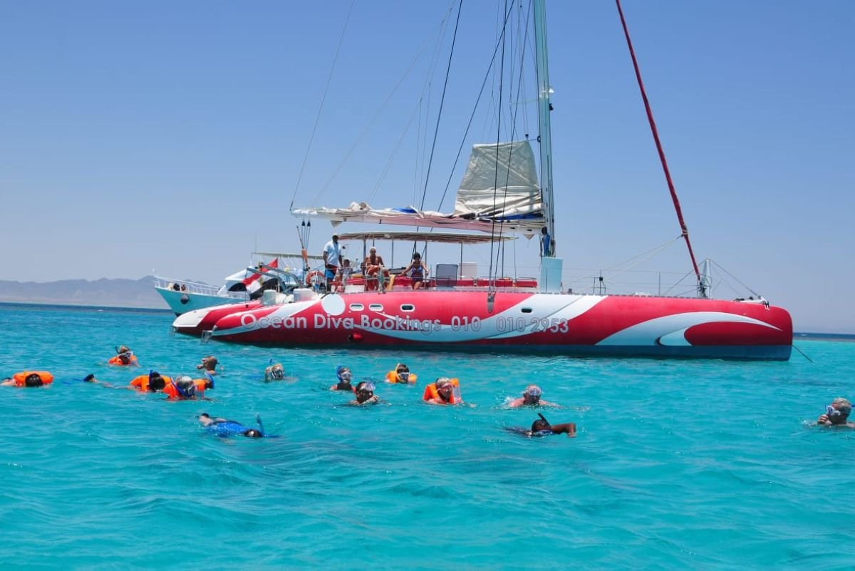 Catamaran Tour Hurghada – Luxury Trip with Snorkeling & Dolphin Watching