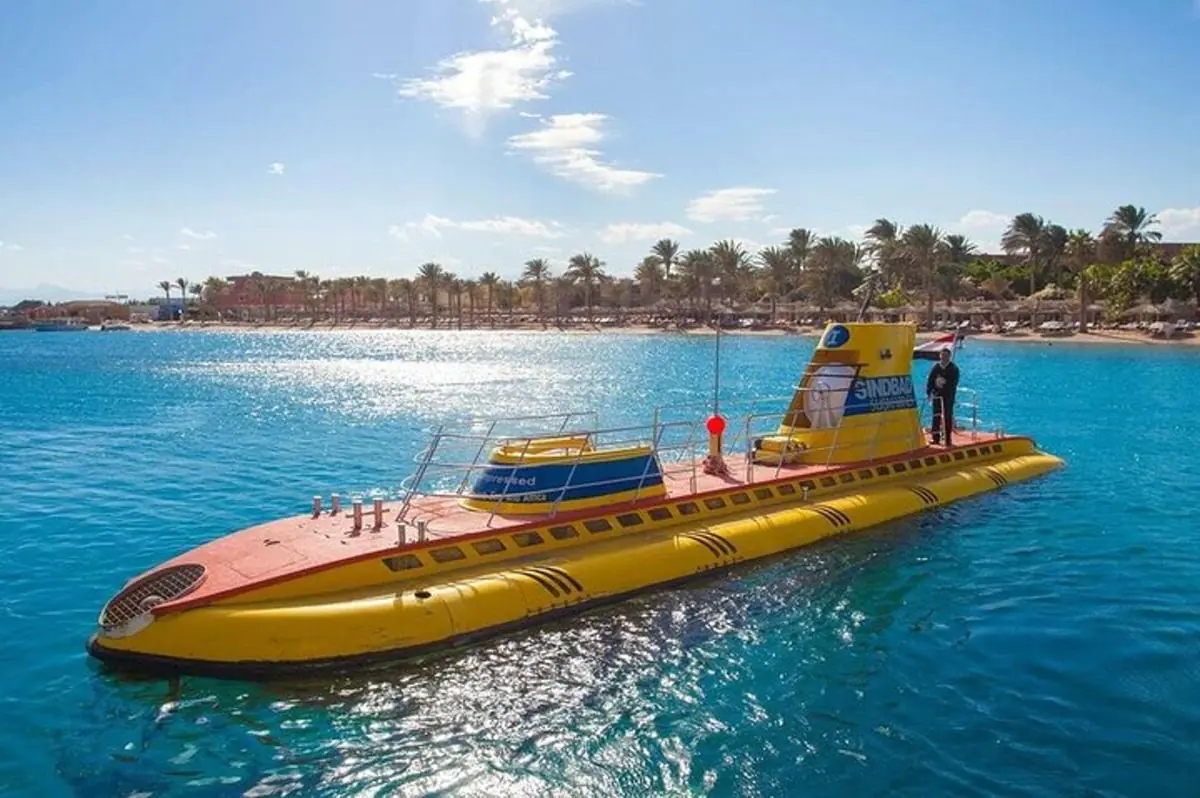 Sindbad U-Boot Tour in Hurghada mit Blick auf Korallen und Fische